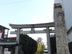 「六郷神社」。

さらに歩くと、石鳥居があります。