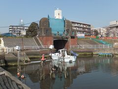 さて、これは「六郷水門」。
場所的には、多摩川の河口から4kmほどのところです。
