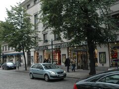 そこから歩いてマリメッコへ。
エスプラナーディ通りは横が公園になっていてちょっと高級な感じでした。