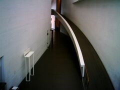 テンペリアウキオ教会からまたトラムに乗って移動。
中央郵便局の横にある現代美術館キアズマに行ってきました。
時間があまりなかったのでゆっくり見ることが出来なくて残念。
映像をつかったアートがすごく素敵でした。