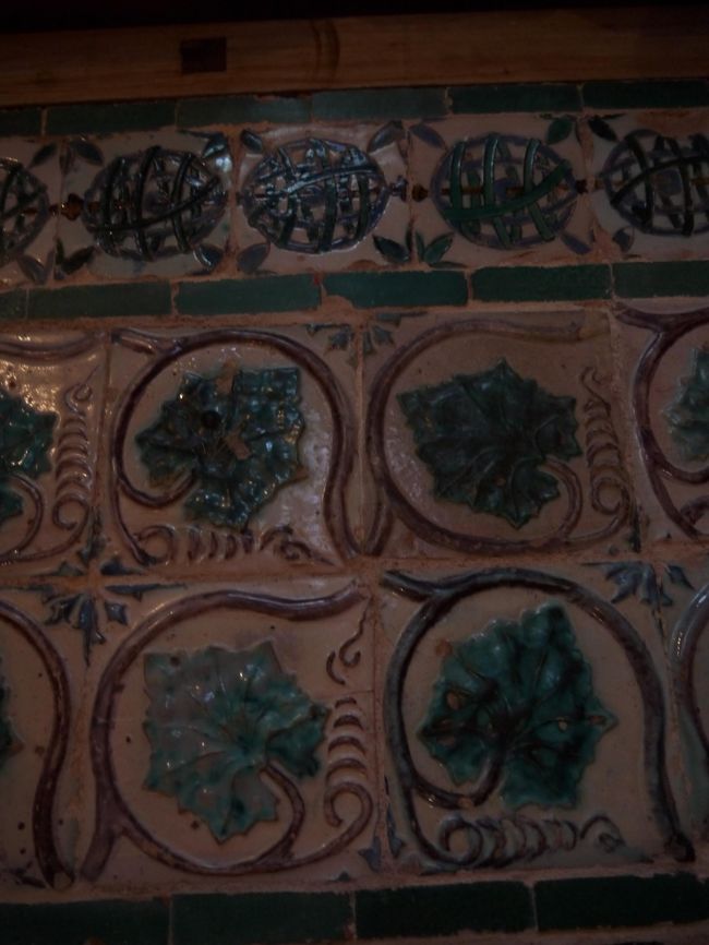 壁を鮮やかに彩る装飾タイルのアズレージョはマニュエル1世によるもの。<br />部屋のを飾る葡萄の葉のアズレージョ。<br />葡萄の葉はワインを表し、縁取のトウモロコシはパンを表している。<br />ワインはキリストの血で、パンはキリストの身体。<br />そしてその上は天測儀のアズレージョ。<br />海を愛したマニュエル1世は天測儀のモチーフを見るたび荒波を乗り越えポルトガルを更なる栄光に導くという決意をしていたのではないのだろうか。<br />その精神は現在のポルトガルの国旗にも受け継がれポルトガル人の心のよりどころになっている。