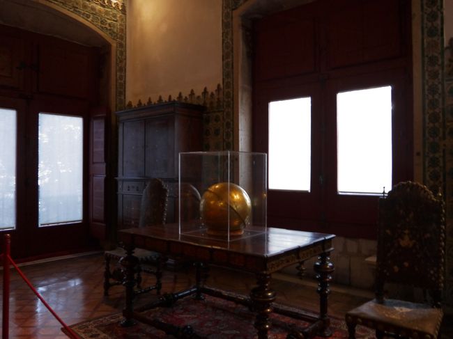 こちらの部屋の真ん中には黄金の天測儀。<br />