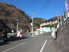 駐車場です。
平日なので空いていますが、休日は早めに到着する必要があります。
駐車料金もリーズナブル。