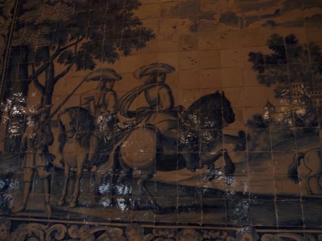 壁も窓以外は全面アズレージョで飾られている。<br />