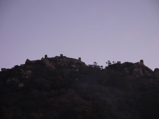 外に出るとさっきよりだいぶ暗くなってる。<br />山の上にはムーアの遺跡(Castelo dos Mouros)が見える。