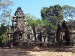 アンコールトムの東門を抜けてすぐの遺跡へ。
こちらはトマノンという寺院。