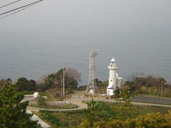 展望台より眺める越前岬灯台。
