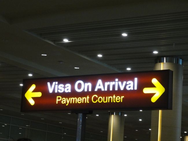 バリに到着しました。査証の料金支払カウンターです。