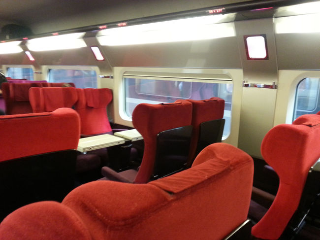 パリノース駅からブリュッセル中央駅？までは2時間程。途中の田舎の風景を眺めるのがまたまたよかった。