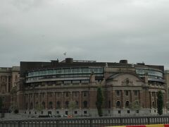 中央駅から歩いてガムラ・スタンへ向かいます。
国会議事堂の前を通過。