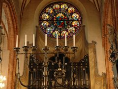 大聖堂の中。
ステンドグラスがきれい。