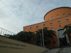 地下鉄に乗って市立図書館に到着。