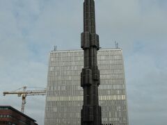 セルゲル広場。
ガラスでできた塔です。
結構高いので、駅周辺から見ることが出来て目印になります。