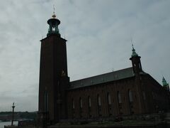 図書館の次は市庁舎です。
中央駅から歩いて20分くらい。
地図で見るとすごく近いのに、、。