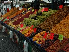 まずは市立図書館へ向かいます。

ホテル前のヒョートリエット広場には市場が開かれていました。くだものがたくさん。
モタイダケ（かもめに出てきたスーツケースいっぱいのキノコを勝手に命名）も売ってました。
