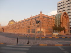 すぐ向かいには、金色のドームを中央に配し、かなり横長で存在感のあるイスラム文明博物館の建築が、夕焼けに染まってこれまた美しい風情を醸し出していました。