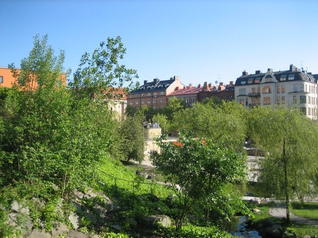 途中緑溢れる素敵な公園を通ります。