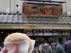 食事後ならまちの方へ行って
餅つきで有名な中谷堂でできたてのお餅をパクリ。