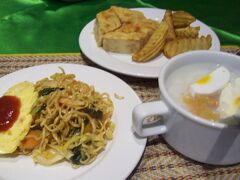 7:30
ホテルにて朝食。
今回の宿泊では朝食がついていた。
昨日は朝からアンコールの朝日を見に行ったため、
食べられず、この日は初ホテル朝食。

ビュッフェスタイルで、出されている料理の種類は少ない。
ただ、今日はずっと移動で、
最悪食事が取れない可能性もあるので、
しっかり食べておく。