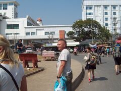 11:45
カンボジア国境の町ポイペットに昼前に到着。
前回のカンボジア旅行でもこの道を通ったが、
その時はバスで3，4時間かかったはず。
道路状態が良くなったというのもあるが、
運転手が頑張って飛ばしたおかげだろう。

ただ、時間の遅れの問題は解消されたのだが、
ここでまた別の問題が発生。
タイ側のスタッフが「ここでバンを降りて出国し、
タイ側で別のバンに乗り換えて」と言うのだ。

チケットを購入したとき、乗り換えはないからというので購入したのだ。
「話が違うじゃねえかよ」
乗り合わせていた外国人もブーブー文句を言っている。
でも、僕らには何もできなかった。
スタッフに従い、バンを降り、荷物を下ろし、出国ゲートへと向かう。

さらにひどいことに、陸から国境を越えようとする人で、
カンボジア、タイのイミグレーションが混雑しまくっていて、
タイ入国の手続きを完了するに2時間近くかかってしまった。

一昨日、国際バスの予約が取れていればと、
後悔したのは言うまでもない。