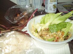 18:45
2度のトイレ休憩をはさみ、4時間ほどでバンコクに到着。
BTSのパヤタイ駅付近でバンが停まる。
あれ、シェムリアップの旅行代理店では
「カオサンに停まる」と言ってた気が…。

でも、僕にとっては好都合だった。
プラカノンの近くのホテルを予約してしていたので、
パヤタイからはBTS一本で行ける。
カオサンまで行かれてしまうと移動に時間と金が余計にかかってしまう。
これはラッキーだった。

30分で、42B（タイ・バーツ）でプラカノンまで行け、
ホテルのチェックインもスムーズだった。
いろいろあったが最後にいいことがあった。

とりあえずお腹が空いたので近くの屋台で、
ソムタム・ラオを買ってホテルで食べた。
久々のソムタム。ラオなのでファラー入り。
無茶苦茶辛かったが、久々の味に懐かしさを感じる。
カノムチーン(米の麺の一種)、
ムートートー（豚肉の素揚げ）も合わせて食べる。