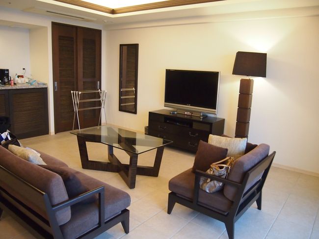 ホテルのリビング。ほとんどのお部屋が70?強あるようで、４人家族には快適。プレミアルームのこちらは、床が石張りで、素敵ですが裸足の子供たちにはやや微妙。下の階のお部屋はフローリングでした。