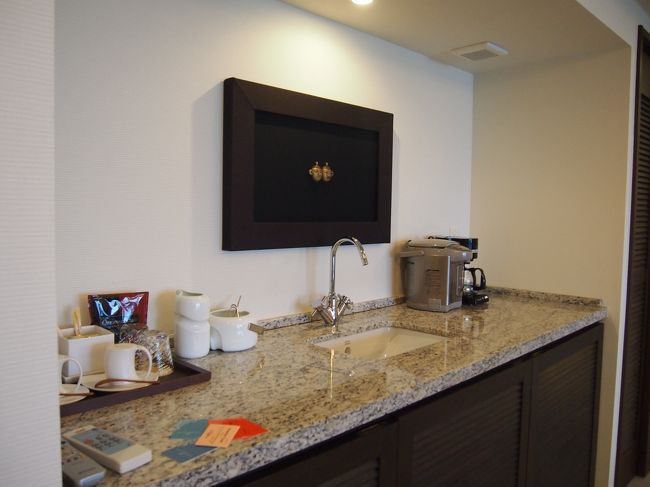 コーヒーカウンター。広いお部屋ですが、こちらには調理に使えそうなものはなし。ホテルのお部屋のようです。