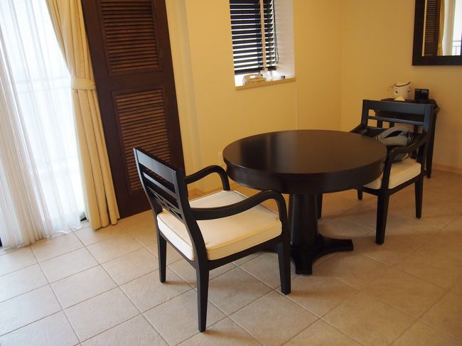 リビングのテーブル。しつこいようですが、下の階のお部屋には４人で座れるダイニングテーブルがありました。ご飯つくって食べたい人には、デラックスのほうがよいです。