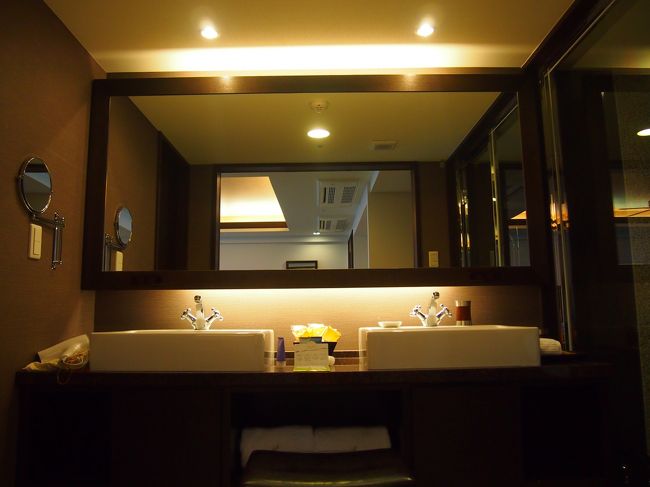 ダブルシンク。ちなみにデラックスルームのお風呂と洗面所は、普通のマンションの浴室のようでした。暮らすように過ごせますが、、スペシャル感ではこちらですね。