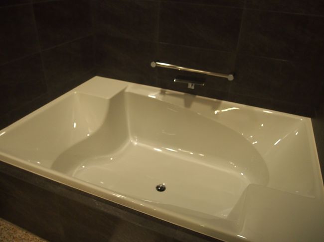 このお部屋のハイライトとも言うべき、特大バス。写真で大きさ分かるかしら？？