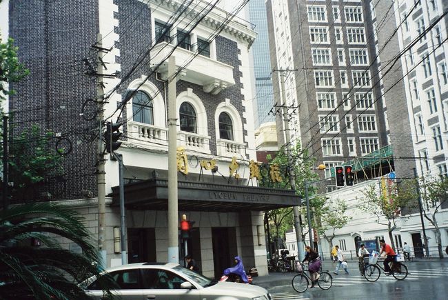 茂名南路と長楽路の交差点にある蘭心大戯院（ライシャム劇場）。1931年。<br />右の奥に見えているのは錦江飯店です。