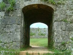 昼食後は、読谷村まで行き、世界遺産の座喜味城跡を見ました。

城跡に続く道は、木で囲まれ、セミの鳴き声がすごかった。