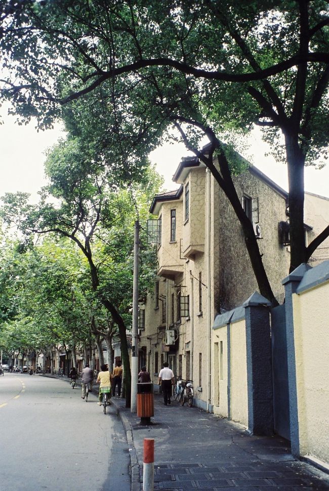 アメリカン・チャーチから烏魯木斉路に入り、さらに永嘉路に入ります。その気になればパリの下町に見えなくもない…？