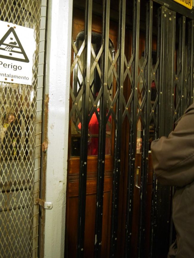 このエレベーターはバイシャ地区とバイロ・アルト地区を結ぶエレベーターで1902年に完成したという木製のキャビンはクラシカルな雰囲気。<br />古いエレベーターなのであまり人数を乗せられない。定員は上りは20人下りは15人。<br />なのでまだ人が入るのに乗せてもらえない…。<br />