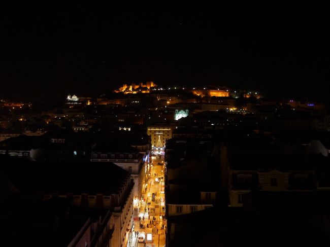 あっという間に展望台に到着。<br />ちなみにここの展望台はエレベーターに乗らずに階段でも上がることが出来る。<br />並んでるときは階段の方が早いと思う。<br />でもみんなエレベーターで行きたいから…並ぶんだよね。