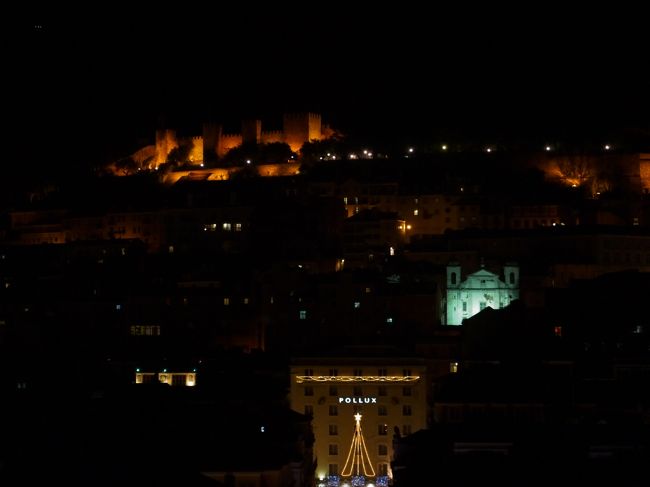 サン・ジョルジェ城もライトアップ。