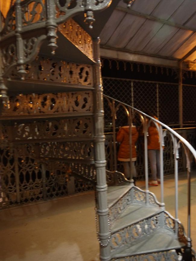 さらに上に行くことのできる螺旋階段があった。<br />ここは別料金1.5ユーロ。<br />迷ったけどここまで来たし上がってみる。