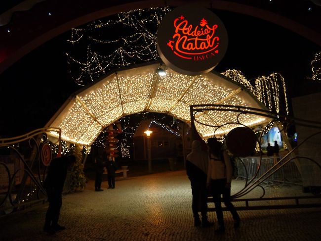 メトロで無事目的地到着。<br />しかし…肝心のクリマはちょうど終わるところ。<br />え？？まだ20時なんだけど？？<br />クリマってこのくらいの時間が一番人が多いんじゃないの？？<br />ってことで中に入れず。<br /><br />後で知ったことだけどこのクリマ入場料10ユーロ取られるらしい。<br />びっくり。<br />入口で荷物チェックするとこはあったけど入場料取られるところなんて今までなかったよ…。<br />しかも10ユーロって結構なお値段(-_-;)