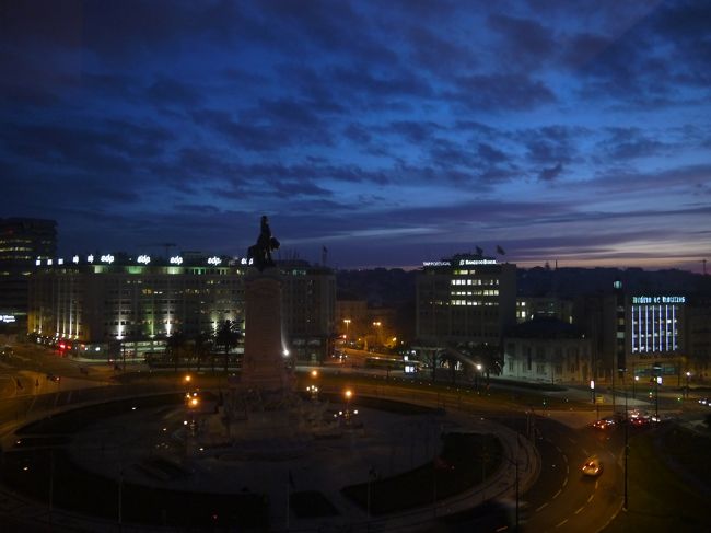 翌朝。<br />起きて窓の外を見るとまだ夜が明けきらない不思議な色の空が。<br />ちょっと雲が多いかな…。<br />