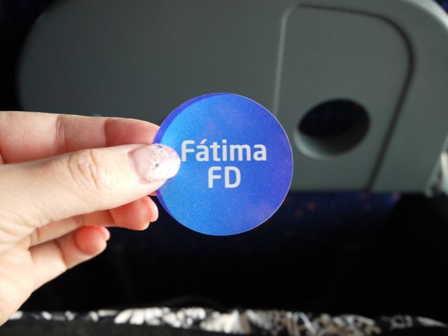 車内でツアーのシールを渡される。<br />これをよく見えるところにつけるようにとのこと。<br />時期的に参加者少ないんじゃないかと思ってたら大間違い。<br />大型バスはほぼ満員。<br /><br />ちなみに参加したツアーは<br />「聖地ファティマと世界遺産バターリャ、アルコバサ観光ツアー」<br />催行会社はシティラマツアー。<br />Alan1というサイトで予約。<br />ランチ付きで88ユーロ。