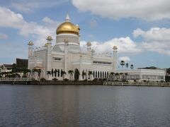 観光資源の少ないブルネイにあって、数少ない目玉の一つがオールドモスク。ヤヤサンコンプレックスのすぐ北隣だ。

イスラム教の国を訪問するのはインドネシアに次いで2ヶ国目。モスクをこれだけ真剣に眺めるのは初めてだ。ブルネイのモスクと言えば『豪華！』というイメージしかなかったけど、金色のタマネギから下の部分の外観は案外質素にも見える。
