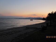 宿泊先前の琵琶湖湖畔の夕焼け。