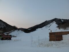 無事到着

途中の道の雪は
少しあったが
滑りそうに無かったが
気温の上昇で溶けると
夜の凍結は怖いですね

不思議と晴れていますね
途中の霧で暗かったんでしょうね
場所によっては雲海みたいかな？