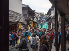 新勝寺をあとに、成田駅へ戻ります。

表参道を歩いてると、駅の方から第３回の豆まきに参加する年男がやってきました。