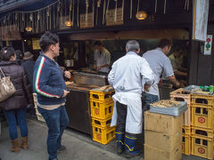 参道にある鰻屋さんは大繁盛でした。

参道で購入したのは甘酒のみ。
甘酒片手にJR成田駅へ移動し終了です。