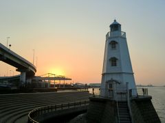 夕方に行くと絶景スポットが、
この旧堺灯台と沈む夕日