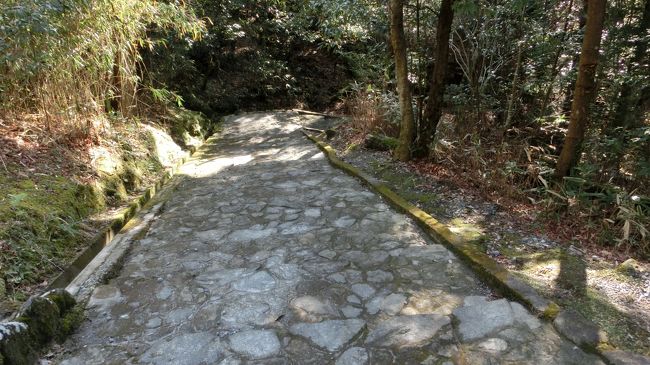 石畳を降りて行きます。