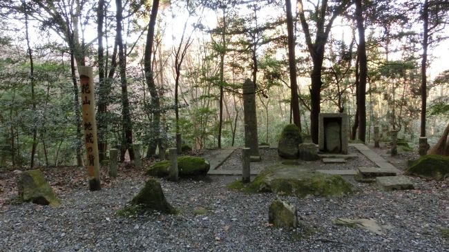 花山の地蔵の背。<br />なんの説明書きもありませんがかなり古そうです。