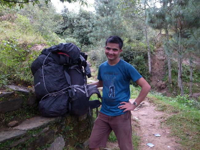 3人分の荷物を運ぶポーターさん。<br />このあと何度も遭遇。<br />会うたびに「元気ですか？」と声かけてくれる。やさしい。<br /><br />なんと、トレッキングを終えたあとのカトマンズでも…遭遇！