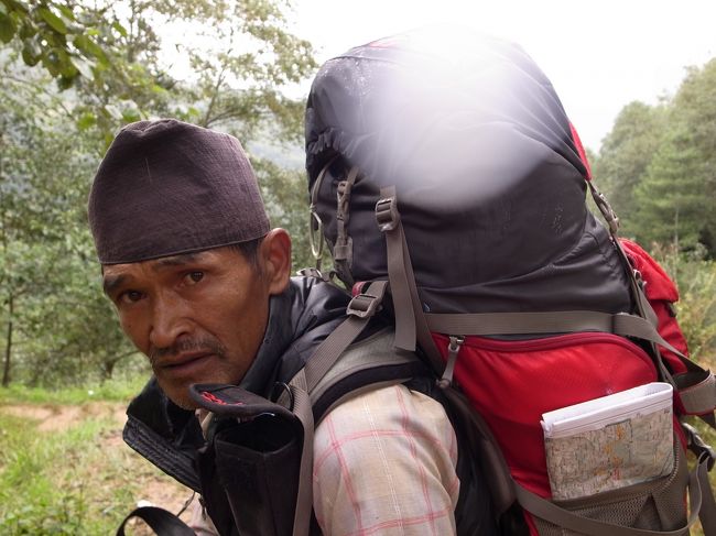 トレッキング初日にして雨。<br />雨季ではないはずなんだけど…<br />道もこっちか？と迷うところがある。<br /><br />あせらず健康第一で歩こう、と思っていたら、後ろから地元のおじさんがついてきた。道をゆずっても先に行ってくれない。ぴったりついてきてきて気まずすぎ…　と思っていたら、「リュックを貸しなさい！」と<br />気になってしょうがなかったらしい。<br /><br />結局1時間ほどシバラヤまで担いでくれたおじさん。<br />自分のビジネスバッグと私のリュック（15kg）を身につけて、ケータイで話しながら歩いていた…　おそるべし！！！<br /><br />チップを渡そうとしたら、要らないと断られ、気をつけて！私はこっちの道だから、とさようならを交わした。<br /><br />さっそくやさしさに触れて泣きそう。<br />私の心のアン・ツェリンと勝手に思っていた。